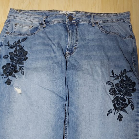 Jordache Distressed High Rise Black Floral Embroidered Jeans - Picture 3 of 10